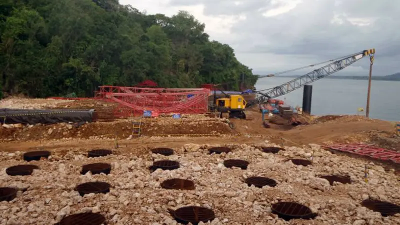 Pembangunan Jembatan layang Holtekamp di Jayapura, Papua.