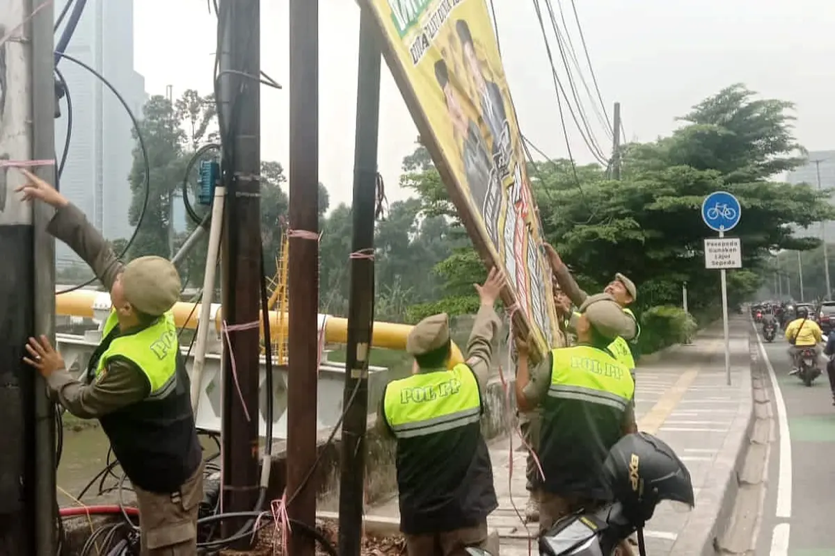 Satpol PP DKI Jakarta menurunkan 2.792 atribut partai politik.