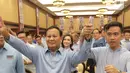 Prabowo dan Gibran tampak menyalami satu per satu tamu undangan. (merdeka.com/Arie Basuki)