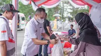 Penjualan 1000 paket sembako murah untuk masyarakat di Taman Kota Kapet, Tanah Bumbu, Kalimantan Selatan oleh Kementerian BUMN dan Telkom dalam rangka kegiatan Safari Ramadan BUMN 2023.