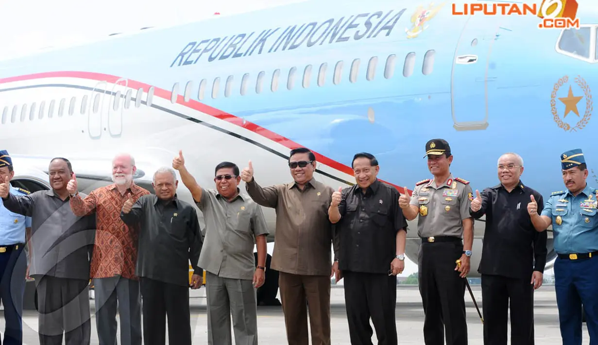 Sejumlah Menteri menyambut kedatangan pesawat kepresidenan BBJ-2 di Lanud Halim, Jakarta Timur, Kamis (10/4/14)(Liputan6.com/Andrian M. Tunay)