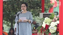 Ketua Umum PDI Perjuangan Megawati Soekarnoputri memberikan sambutan saat penutupan pelatihan Baguna PDIP di Bumi Perkemahan Cibubur, Jakarta, Kamis (23/11). Megawati melantik 100 personel Baguna PDIP. (Liputan6.com/Herman Zakharia)