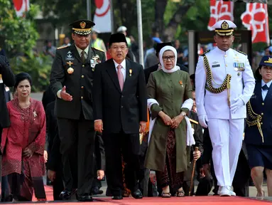 Wapres Jusuf Kalla bersama Mufidah Jusuf Kalla menghadiri upacara peringatan Hari Pahlawan di Taman Makam Pahlawan Kalibata, Jakarta, Selasa (10/11). Upacara peringatan Hari Pahlawan tersebut rutin dilakukan setiap 10 November. (Liputan6.com/Johan Tallo)