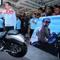 Presiden RI, Joko Widodo melihat salah satu motor yang dipamerkan pada Indonesia International Motor Show 2018 di JIExpo, Jakarta, Kamis (19/4). 38 merek kendaraan dipamerkan dan 350 perusahaan ikut dalam IIMS 2018. (Liputan6.com/Helmi Fithriansyah)