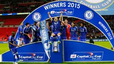 Pemain Chelsea merayakan kemenangan usai berhasil meraih juara pada laga final Piala Liga 2014/15 di Stadion Wembley, London, Minggu (1/3/2015). Chelsea menang 2-0 atas Tottenham Hotspur. (Reuters/Darren Staples)