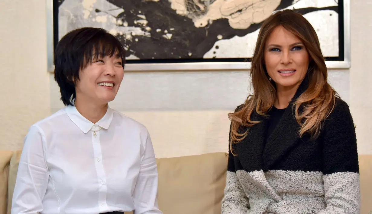Ibu Negara AS Melania Trump dan Istri PM Jepang,  Akie Abe saat mengunjungi toko mutiara di distrik Ginza, Tokyo (5/11). Presiden AS Donald Trump dan Melania memulai kunjungannya ke Asia yang dimulai dari Jepang. (AFP Photo/Pool/Katsumi Kasahara)