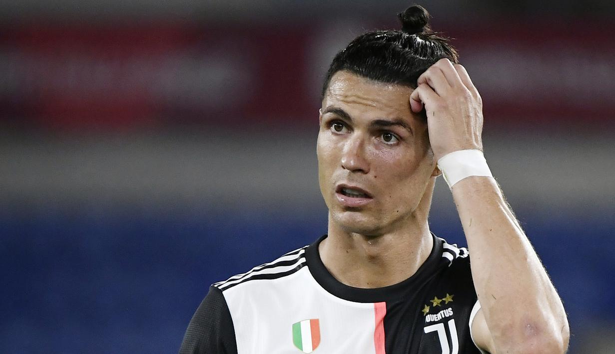 Striker Juventus, Cristiano Ronaldo, tampak kecewa usai ditaklukkan Napoli pada laga final Coppa Italia di Stadion Olympic, Roma, Rabu (17/6/2020). Cristiano Ronaldo kembali gagal membawa Juventus meraih juara usai kalah adu penalti dari Napoli. (AFP/Filippo Monteforte)