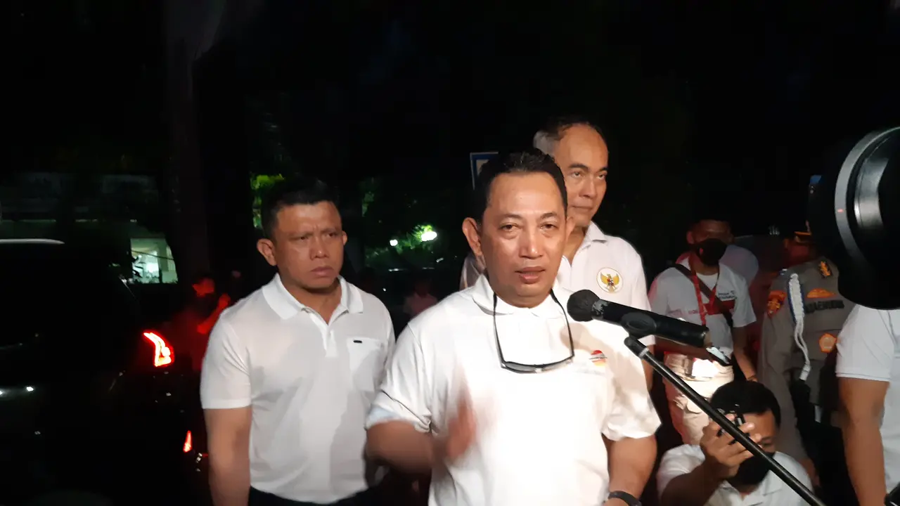 Kapolri Jenderal Listyo Sigit Prabowo melepas 144 peserta gowes yang memulai perjalanan dari DKI Jakarta menuju Semarang, Jawa Tengah (Liputan6.com/Fachru Rozie)