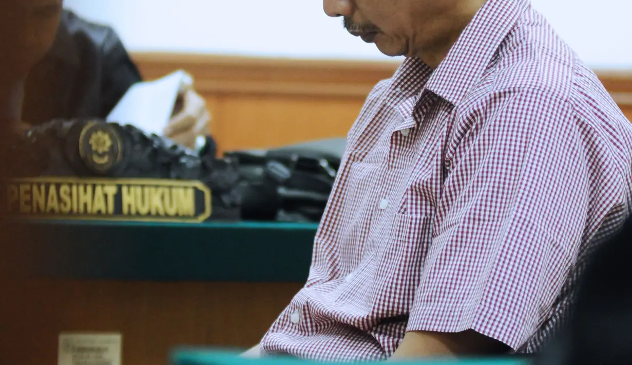 Mantan Direktur PTSP BP Batam, Dwi Djoko Wiwoho saat menjalani sidang pembacaan dakwaan di Pengadilan Negeri Jakarta Barat, Selasa (13/3). Dwi Djoko Wiwoho diduga terlibat gerakan Negara Islam Irak dan Suriah (ISIS). (Liputan6.com/Helmi Fithriansyah)