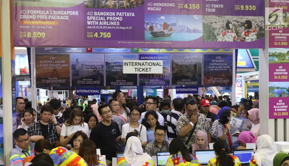 Antrean pengunjung memesan tiket pada agen perjalanan saat Garuda Indonesia Travel Fair (GATF) 2018 di Jakarta Covention Centre, Jumat (5/4). GATF memiliki tawaran ke 68 destinasi di Indonesia dan 22 destinasi internasional. (Liputan6.com/Angga Yuniar)