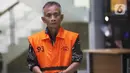 Saat itu, HM Kunang menjabat sebagai Kepala Desa Sukadami, Kecamatan Cikarang Selatan, Kabupaten Bekasi, Jawa Barat. Tampak dalam foto, tersangka kasus dugaan suap ijon proyek di lingkungan Pemerintah Kabupaten Bekasi, HM Kunang berjalan keluar Gedung Merah Putih Komisi Pemberantasan Korupsi, Jakarta, Rabu (8/4/2026). (Liputan6.com/Helmi Fithriansyah)
