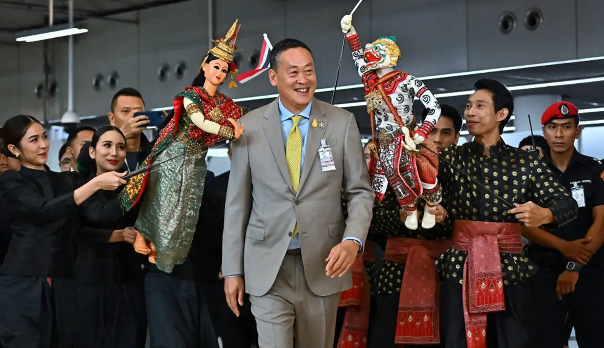 <p>Perdana Menteri Thailand Srettha Thavisin bahkan secara langsung menyambut rombongan pertama turis China yang tiba di Thailand setelah mereka memberlakukan bebas visa bagi turis China. (Lillian SUWANRUMPHA/AFP)</p>