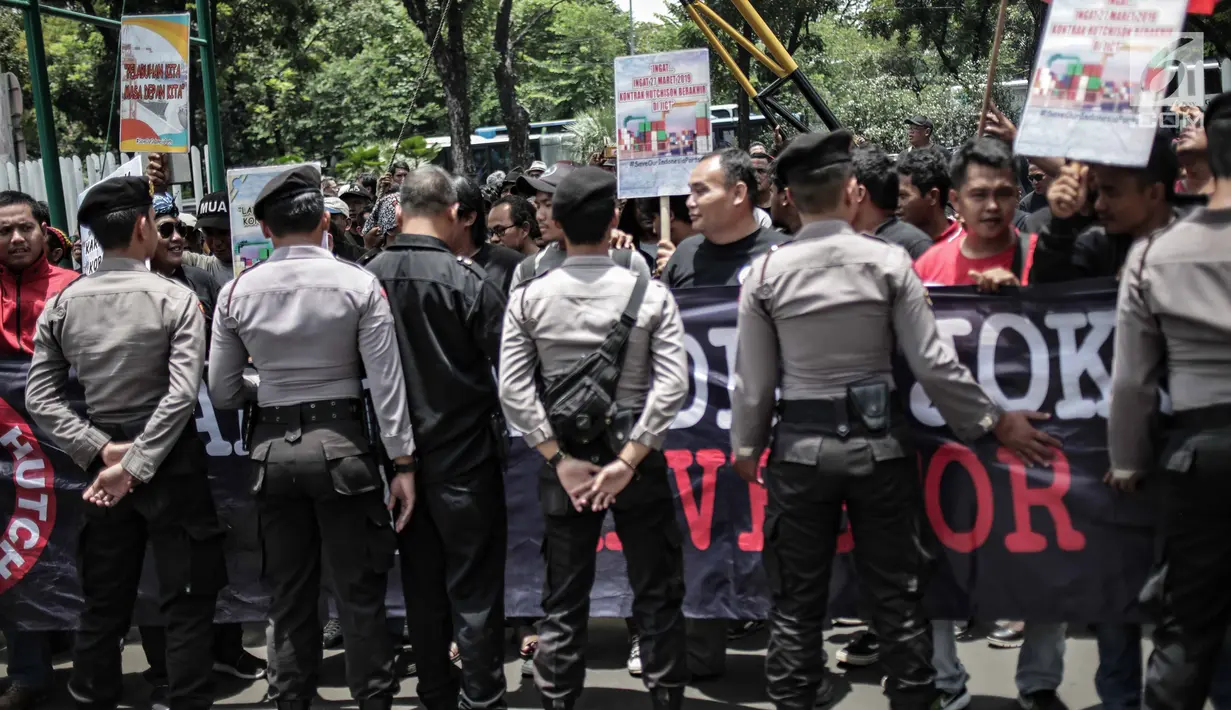 Polisi menghadang pekerja SP JICT dan Pelabuhan Indonesia saat melakukan aksi di depan Kementerian BUMN, Jakarta, Rabu (27/2). Dalam aksinya mereka mencoba menerobos pagar Gedung BUMN. (Liputan6.com/Faizal Fanani)
