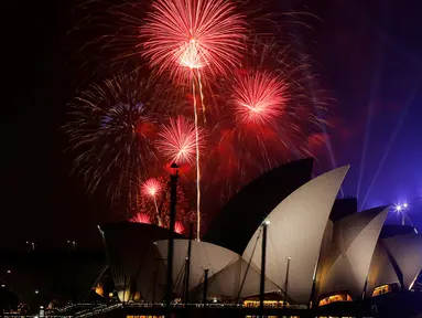 Keindahan kembang api di atas Sydney Opera House, Sydney, Australia (31/12). Pesta kembang api menjelang tahun baru di kota Sydney adalah salah satu yang terbesar dan termegah di dunia. (Reuters/Jason Reed)