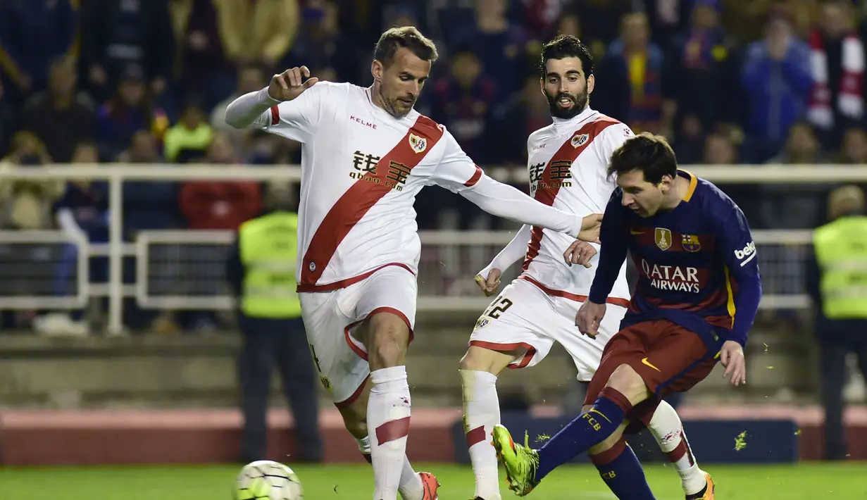 Lionel Messi dibayang pemain Rayo Vallecano pada laga La Liga Spanyol di Estadio del Rayo Vallecano, Madrid, Jumat (4/3/2016) dini hari WIB. (AFP/Pierre-Philippe Marcou)