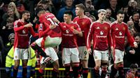 Para pemain Manchester United merayakan gol Bruno Fernandes ke gawang Chelsea dalam lanjutan Liga Inggris 2024/2025 di Old Trafford, Minggu (3/11/2024) malam WIB. (Paul ELLIS / AFP)