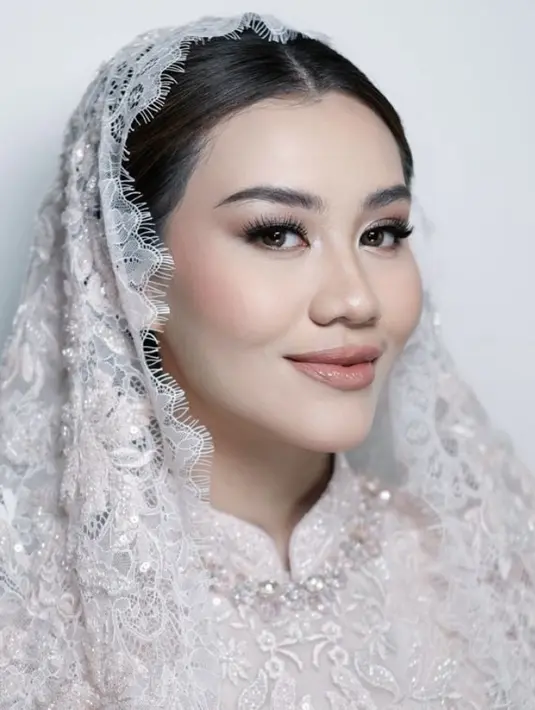 Sang MUA tampak merias wajahnya dengan tema soft glam makeup look dalam rona pink segar, menyesuaikan busana pengajiannya.  [@leofandi_]