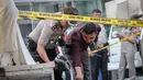 Petugas Kepolisian menduga korban sengaja melompat untuk bunuh diri, Jakarta Pusat, Selasa (7/10/2014) (Liputan6.com/Faizal Fanani)