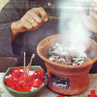 Nggak mau kalah dengan lembaga quick count, paranormal asal Surabaya ini juga mengeluarkan hasil penghitungan suara.