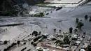 Sejumlah bangunan terendam lumpur setelah longsor melanda wilayah trek Dakar 2017 di Volcan, Argentina (10/1). Reli Dakar 2017 digelar sejak 2 Januari lalu hingga 14 Januari mendatang. (Franck Fife/Pool photo via AP)