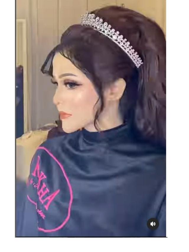 6 Potret Detail Penampilan Bella Bonita Istri Denny Caknan saat Resepsi, Jadi Sorotan