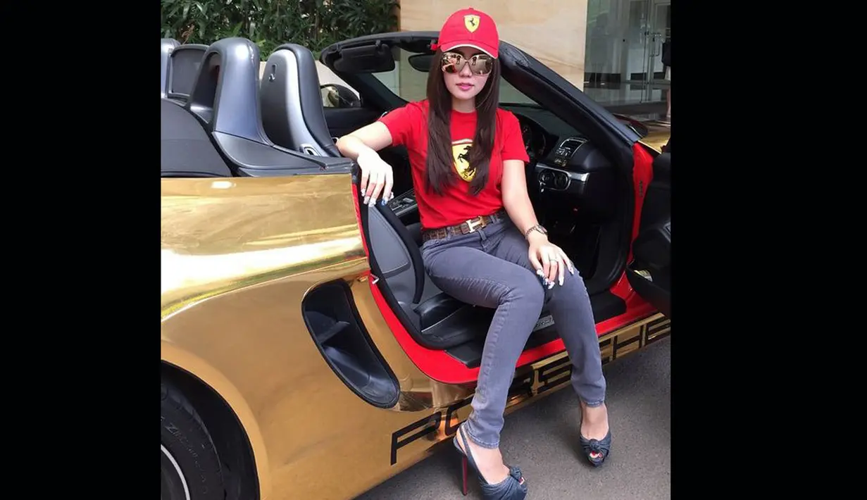 Bella Shofie bergaya dengan mobil sport mewahnya di Instagram. Uniknya, para haters menganggap Bella sedang pamer.(Instagram.com)