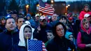 Di Garvey Park, Boston (15/4/2014), warga berkumpul untuk mengenang terjadinya tragedi setahun silam yang memakan tiga korban jiwa dan melukai sedikitnya 264 orang. (AFP/Jared Wickerham)