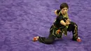 Atlet Wushu asal Cina, Hai Ling Wei saat beraksi, pada Kejuaraan Dunia Wushu 2015 di Istora Senayan, Jakarta, Minggu(15/11/2015). (Bola.com/Nicklas Hanoatubun)