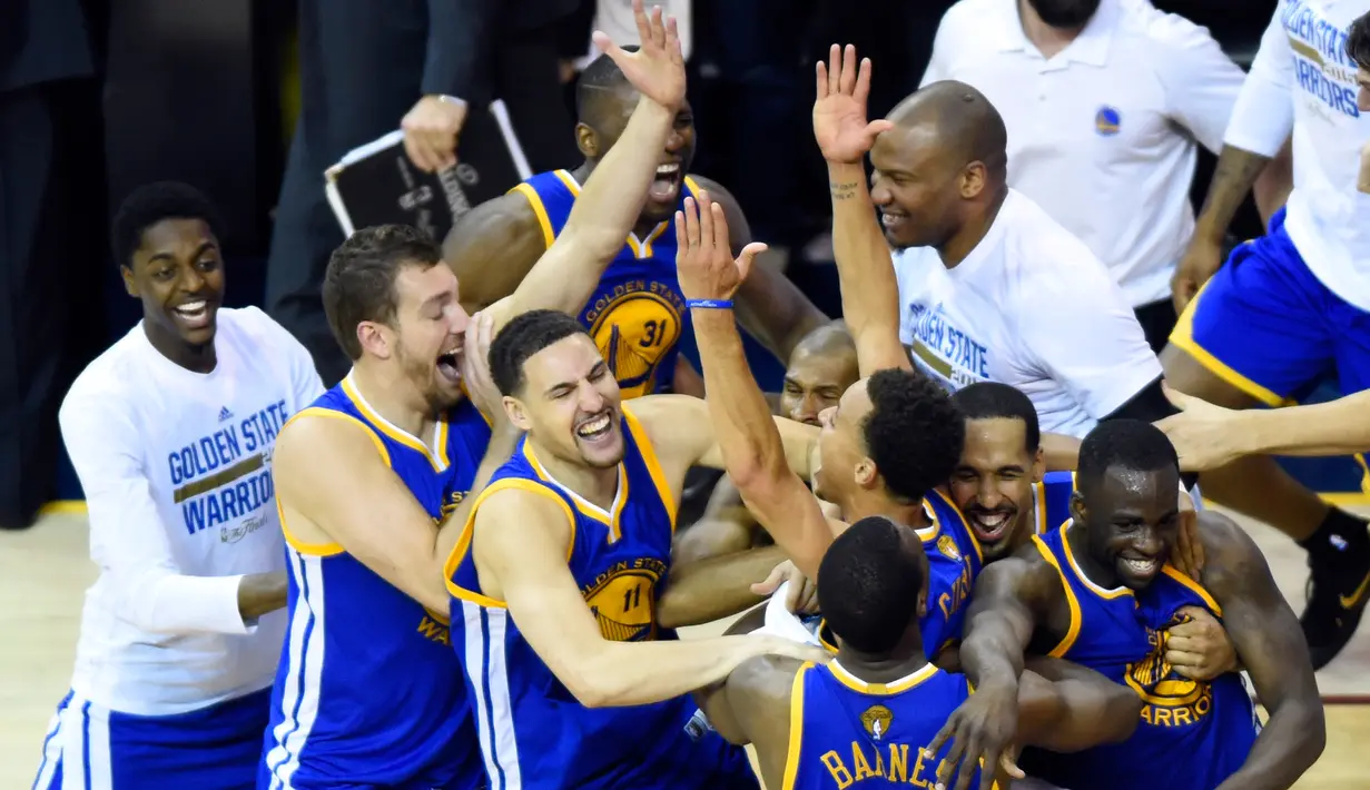 Para Pemain Golden State Warriors melakukan selebrasi usai mengalahkan Cleveland Cavaliers di Quicken Loans Arena,  Cleveland, (17/6/2015). Warriors menang 105-97 pada pertandingan ke enam final NBA. (Reuters/Ken Blaze)
