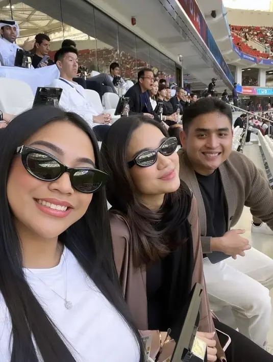 Berada di stadium, Azizah tampil dengan kacamata hitam. Ia mengaplikasikan makeup tipisnya dengan blush on pink dan lipstik sesuai warna bibir. [@azizahsalsha_]