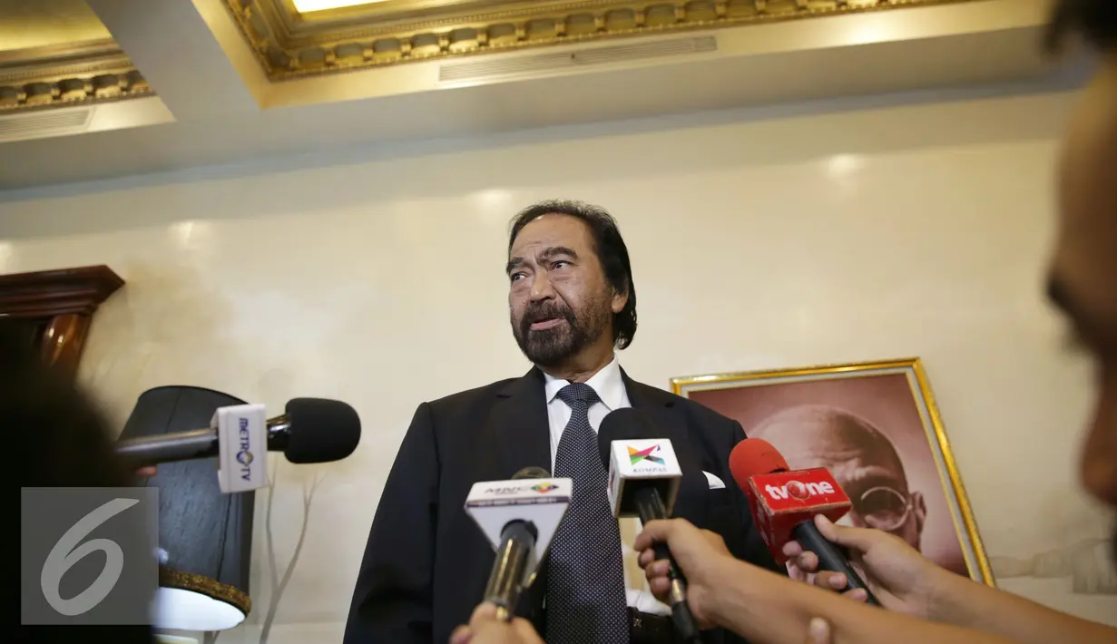Surya Paloh saat ditanya awak media di DPP Partai Nasional Demokrat, Jakarta, Selasa (16/2). Paloh membahas isu terkini salah satunya dukungan NasDem untuk Basuki T Purnama kembali menjadi Gubernur Jakarta. (Liputan6.com/Faizal Fanani)