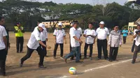 Sekjen PKB Abdul Kadir Karding memuka Liga Santri Nusantara Regional Jawa Tengah III di Stadion Trisanja, Rabu (6/9/2017). (Liputan6.com/Fajar Eko Nugroho)