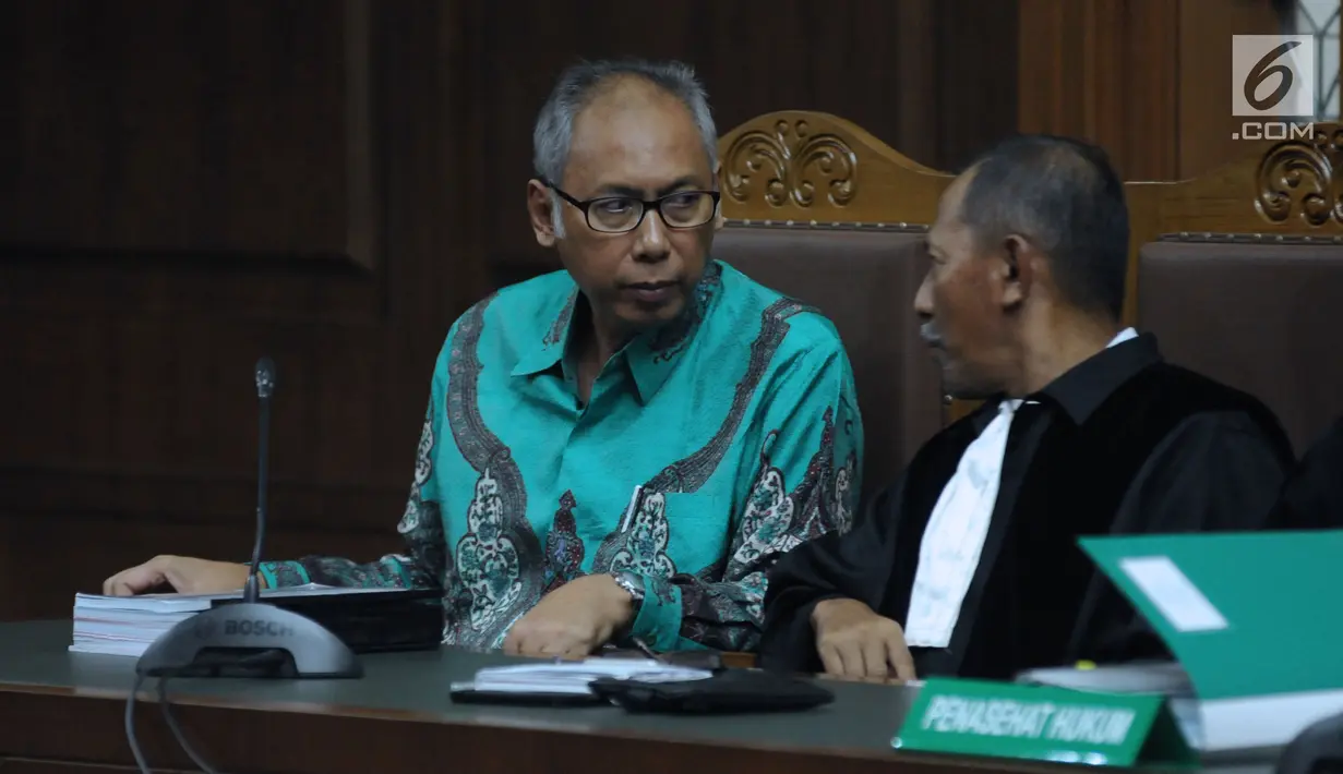 Terdakwa perintangan penyidikan korupsi E-KTP, Bimanesh Sutarjo (kiri) bersama penasehat hukumnya usai menyimak keterangan saksi pada sidang lanjutan di Pengadilan Tipikor, Jakarta, Jumat (26/5). (Liputan6.com/Helmi Fithriansyah)