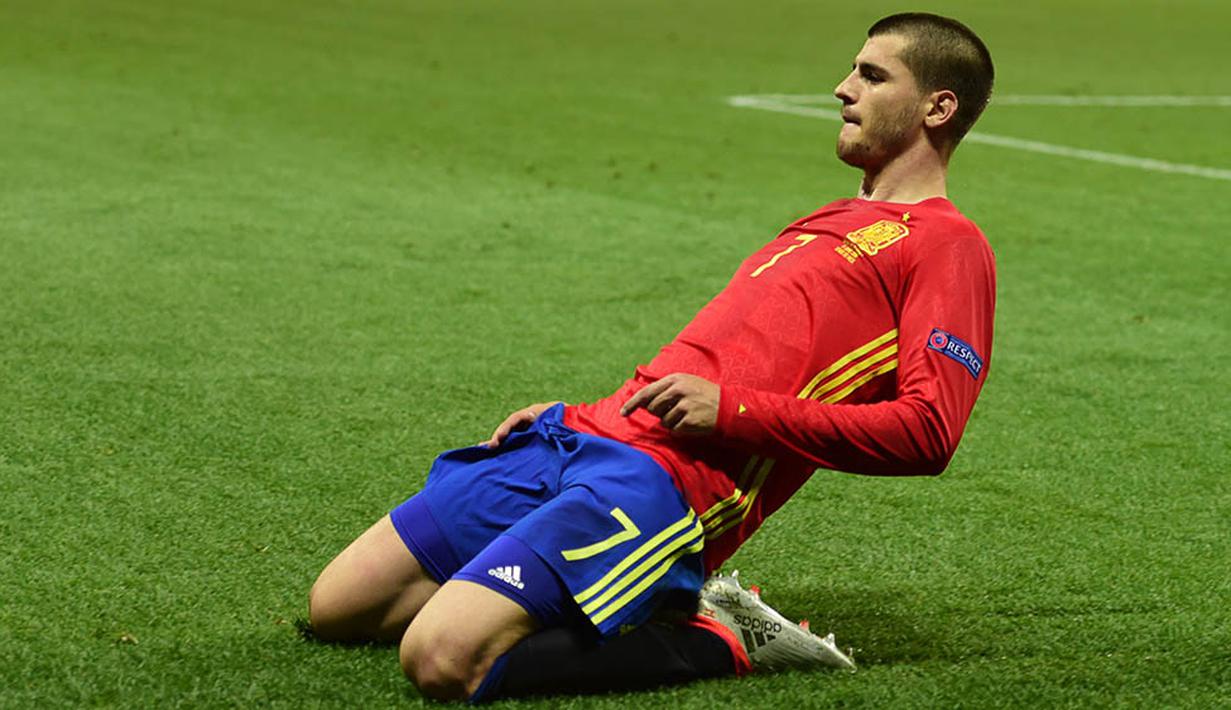 4. Alvaro Morata, La Gazzetta dello Sport, menyakini jika striker Juventus ini akan bergabung dengan Chelsea musim depan. Mahar senilai 60 juta poundsteling disiapkan The Blues untuk memboyong pria Spanyol berusia 23 tahun itu. (AFP/Bulent Kilic) 