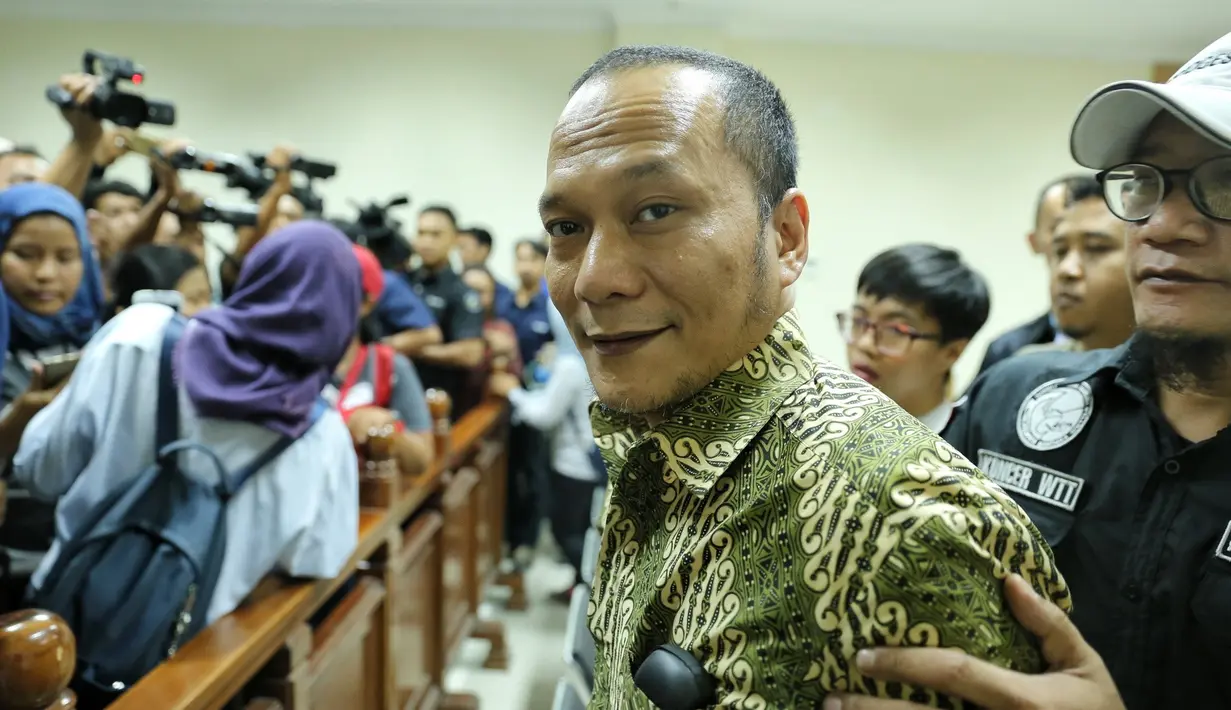 Di bulan April 2017, Iwa K tertangkap di Bandara Soekarno-Hatta lantaran membawa ganja yang dimasukkan dalam rokok. (Adrian Putra/Bintang.com)