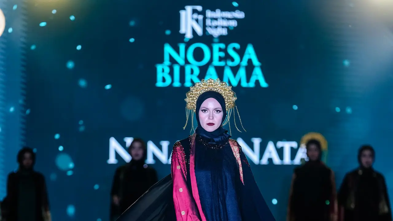 Inspirasi Baju Lebaran dari Koleksi Desainer yang Tampil di Riyadh Arab Saudi, Ada Abaya Berbahan Songket Silungkang