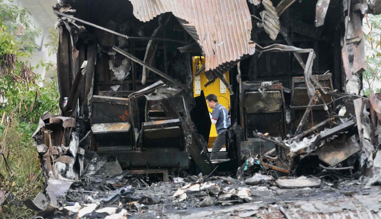 Berdasar data denah tempat duduk, kereta tersebut membawa sekitar 195 penumpang. Tampak dalam foto, seorang petugas penyelamat berjalan di tengah reruntuhan setelah sebuah crane atau derek konstruksi jatuh menimpa kereta penumpang di provinsi Nakhon Ratchasima, Thailand, Rabu 14 Januari 2026. (AP Photo/Sakchai Lalit)