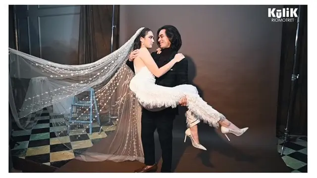 Bikin Baper, Ini 8 Gaya Pemotretan Haico dan Rangga Azof dengan Baju Pengantin