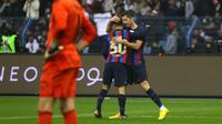 Penyerang Barcelona, Robert Lewandowski (kanan) berselebrasi dengan rekannya Gavi selama pertandingan final Piala Super Spanyol di Stadion King Fahd, di Riyadh, Arab Saudi, Senin (16/1/2023). Barcelona menjadi juara setelah berhasil mengalahkan Real Madrid 3-1 pada laga final, Minggu (16/1) dini hari WIB. (AFP/Fayez Nureldine)