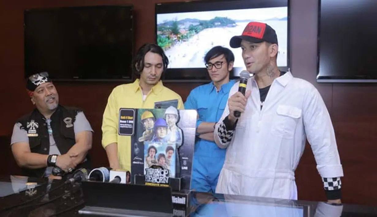 Tak hanya itu, kabar terbaru menyiarkan bahwa Tora Sudiro, Abimana, Vino G Bastian, dan Indro Warkop turun langsung menjual tiket nonton presale ke para penggemarnya di XXI Kemang Village, Jakarta Selatan, Senin (21/8/2017). (Nurwahyunan/Bintang.com)