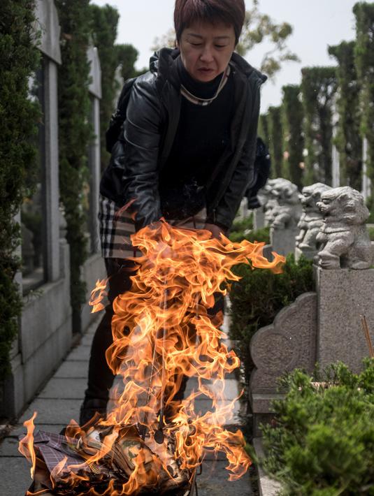 FOTO: Melihat Festival Qingming, Ritual Ziarah Makam di China