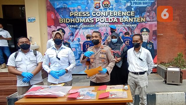 Polda Banten Bongkar Panti Pijit Esek-esek Di Tangerang. (Jumat, 03/12/2021). (Liputan6.com/Yandhi Deslatama).