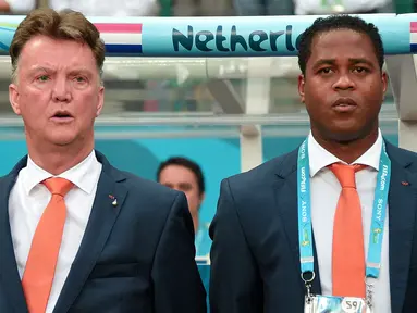 Pelatih kepala Timnas Belanda, Louis van Gaal (kiri) bersama asistennya Patrick Kluivert saat laga perempat final Piala Dunia 2014 melawan Kosta Rika di Fonte Nova Arena, Salvador, 5 Juli 2014. (AFP/Damien Meyer)