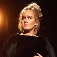 Adele kembali datang dengan kabar menyedihkan untuk para penggemarnya. Setelah pembatalan konser yang membuat fansnya sangat kecewa, kini Adele punya rencana lainnya. (AFP/Bintang.com)