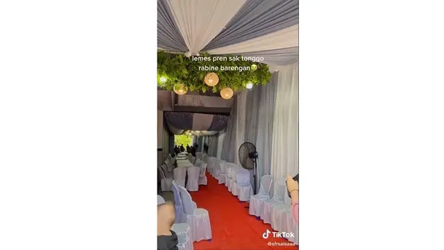 Viral Dua Rumah Seberang Jalan Ini Gelar Pernikahan Bersamaan, Warna Tenda Sama