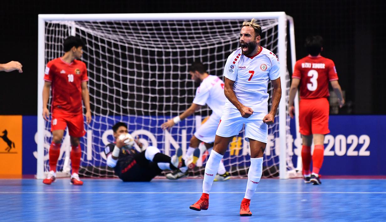 Strategi Lebanon pun berbuah hasil. Lebanon berhasil mencetak gol pertama melalui sepakan keras kaki kanan Hassan Zeitoun yang didahului kesalahan kiper Nizar Nayaruddin yang gagal mengumpan bola dengan baik kepada rekannya. (AFC/Khaleel Nadoum)