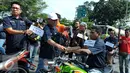Tersangka saat memperagakan rekontruksi membacok korban Mamat Syurohmat juragan beras yang terjadi pada 21 Maret lalu di Ciracas, Jakarta, Kamis (17/6/2015). Tujuh orang pelaku memperagakan 20 adegan rekonstruksi. (Liputan6.com/Yoppy Renato)