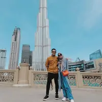 Keliling Eropa bersama Dude Harlino dan kedua anaknya, beberapa gaya hijab kasual Alyssa Soebandono berikut ini bisa jadi inspirasi. (Instagram/ichasoebandono/dude2harlino).