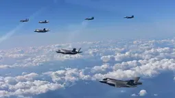 Jet tempur Angkatan Udara AS F-35 dan jet tempur F-15 Korea Selatan terbang di atas Semenanjung Korea, Korea Selatan (31/8). (South Korea Defense Ministry via AP)