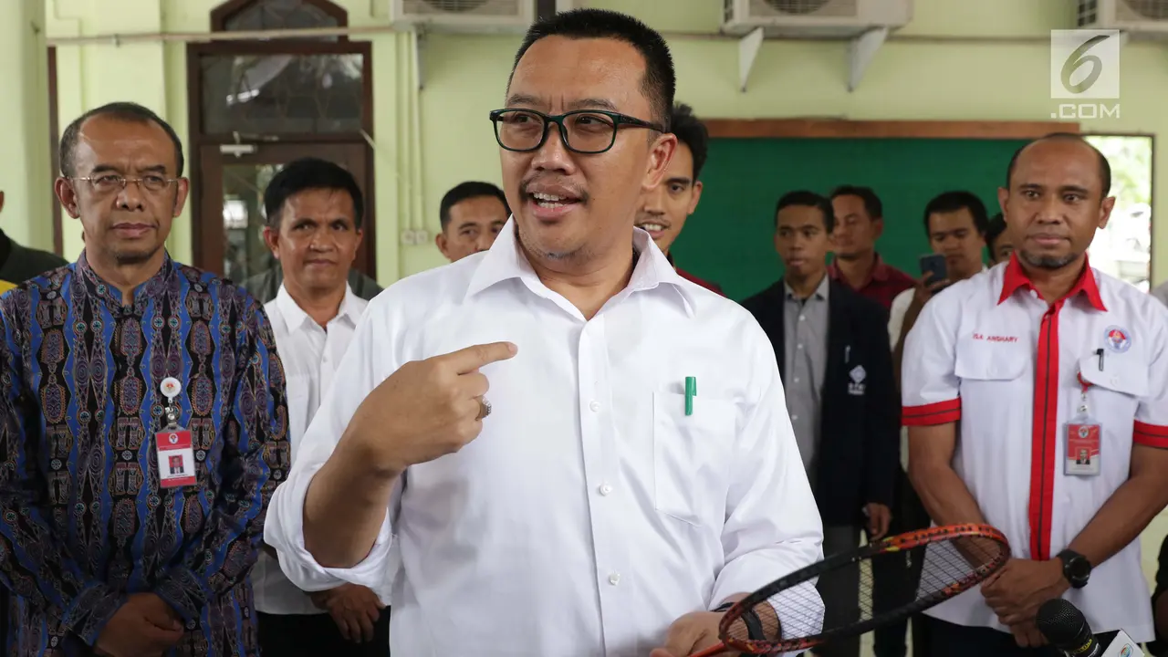 Menpora Imam Nahrawi Mainkan Raket Jelang Rapat Perpisahan